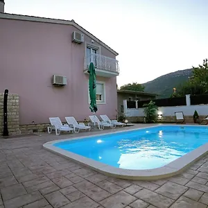 https://villa-tago.splithotels.org
